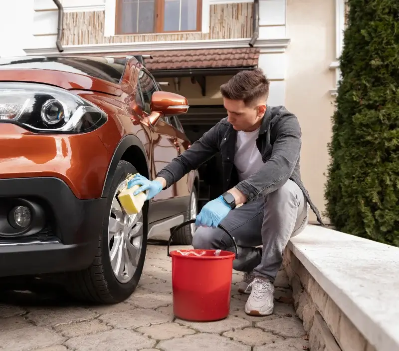 Lavage auto à domicile Raveau : professionnel intervenant sur un véhicule